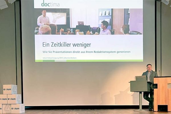 Johannes Dreikorn bei seinem Vortrag „Ein Zeitkiller weniger – wie Sie Präsentationen direkt aus Ihrem Redaktionssystem generieren“ bei der tekom Frühjahrstagung 2024 in Freiburg